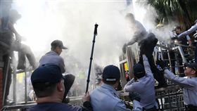 軍改案衝突  民眾噴滅火器乾粉反年改團體八百壯士25日在立法院外集會抗議，下午發動攻勢欲衝進立院，並以滅火器乾粉朝警方噴灑。中央社記者施宗暉攝　107年4月25日
