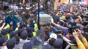 反年改團體《八百壯士》在立法院大門口抗議過程，還圍毆大安分局長周煥興（翻攝畫面）
