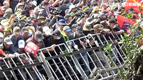 反年改團體《八百壯士》在立法院大門口抗議過程，還圍毆大安分局長周煥興（翻攝畫面）