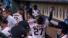 ▲隊友不理阿土伯的首轟。（圖／翻攝自比賽畫面）