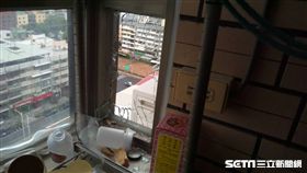 遙控飛機撞進高雄民宅