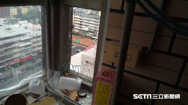遙控飛機撞進14樓民宅　玻璃碎滿地