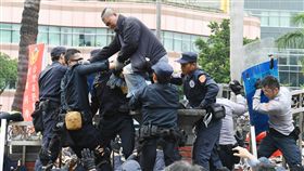 軍改案衝突　民眾爬立院外牆反年改團體八百壯士25日在立法院外集會抗議，下午發動攻勢拆拒馬和鐵馬護欄欲衝進立院，遭警方制止。中央社記者施宗暉攝　107年4月25日