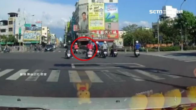 聽油門聲跟著闖紅燈　騎士閃不及摔車