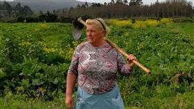 西班牙大媽激似川普_
https://twitter.com/mmpadellan/status/988916664946380800/photo/1?tfw_site=SCMP_News&ref_src=twsrc%5Etfw&ref_url=http%3A%2F%2Fwww.scmp.com%2Fnews%2Fworld%2Feurope%2Farticle%2F2143368%2Fspani