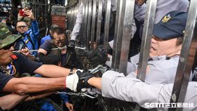 反年改團體八百壯士25日在立法院外抗議，與警方發生推擠（圖／記者林敬旻攝影）