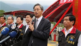 安置花蓮地震災民  安心住宅動工（3）「花蓮縣希望工程安心住宅專案」26日舉行動工典禮，花蓮縣善款監督委員會召集人張善政（右2）說，地震發生時他是旁觀者，後來參與善款監督委員會，看見縣府的效率；善款用當所用，要發揮及時雨的效率。中央社記者李先鳳攝　107年4月26日