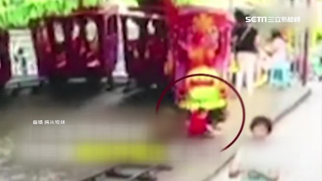 無人小火車突啟動　男童捲入車底骨折