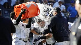 ▲洋基隊友慶祝桑契斯擊出再見全壘打。（圖／美聯社／達志影像）