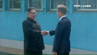 金正恩臭臉變燦笑　世紀握長達20秒