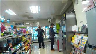 醉男遇警衝超商狂灌啤酒！理由超瞎