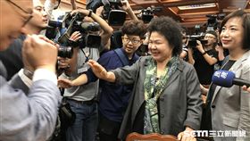 總統府秘書長今（27日）上午列席民進黨黨團大會，針對軍人年改討論。（圖／記者林惟崧攝）