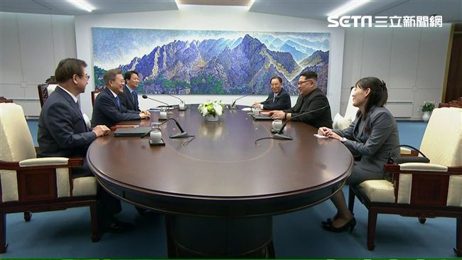 金正恩幽默送冷麵　文在寅大笑回送這