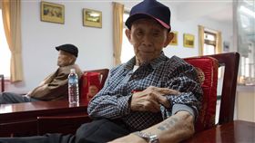 韓戰老兵張文業  雙手刺青訴說時代無奈（1）87歲的張文業，左手自由鳥、右手「肅清共匪」字樣，隨時間流逝，刺青早已褪色，他是台灣為數不多韓戰老兵之一。中央社記者游凱翔攝  107年4月27日