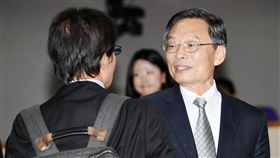 江惠民向鍾孔炤致意檢察總長被提名人、台中高分檢檢察長江惠民（右），23日在立法院與民進黨立委鍾孔炤（左）致意。中央社記者施宗暉攝  107年4月23日