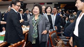 民進黨立院黨團會議陳菊與會（2）民進黨團立法院黨團27日早上舉行黨團會議，總統府秘書長陳菊（前中）出席，黨籍立委熱情歡迎。中央社記者郭日曉攝  107年4月27日