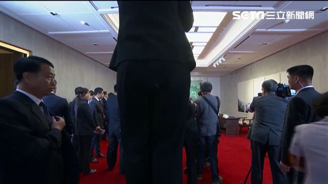 女記者亂入文金會　全世界都在看屁股