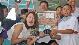 來台領回海漂相機  椿原世梨奈親口謝師生日本女大生椿原世梨奈（前左）2年多前在石垣島潛水時遺失相機，竟在今年3月被在宜蘭淨灘的岳明國小學生拾獲。她27日到學校領回相機，並向學生致謝。中央社記者沈如峰宜蘭縣攝  107年4月27日