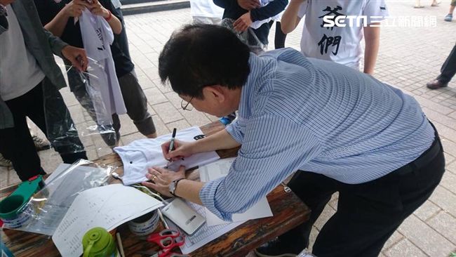 管中閔現身台大校園　簽名謝學生相挺