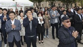 文金會,文在寅,金正恩／首爾街上民眾如「木頭人」緊盯直播　學校同步放送。（圖／美聯社／達志影像）