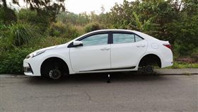 愛車4輪全不見　網友揭這款車要小心（圖／翻攝自通霄人(讚)出來臉書）