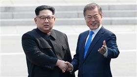 金正恩文在寅微笑握手　互跨北緯38度線兩韓峰會27日登場，北韓領導人金正恩（左）跨越北緯38度的軍事分界線，在金正恩邀請下，南韓總統文在寅（右）也跨過北緯38度分界線，短暫踏上北韓領土，之後再回到南韓轄區內。（南北韓峰會共同採訪團提供）中央社　107年4月27日