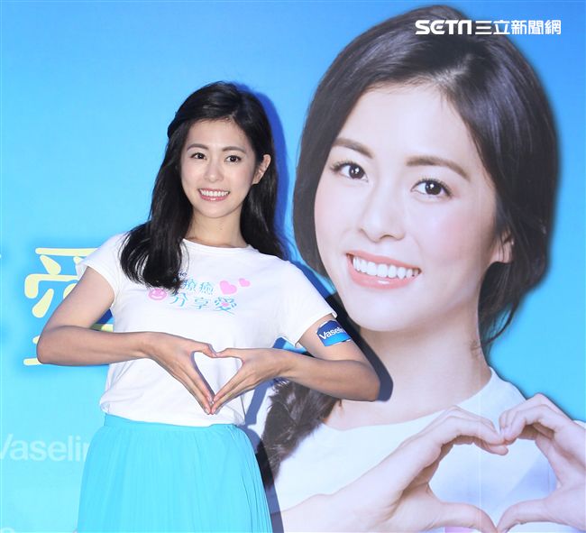 任容宣為偏鄉長者傳遞療癒，分享愛的能量。（記者邱榮吉/攝影）