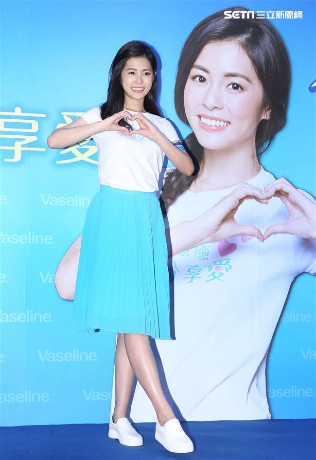 任容宣為偏鄉長者傳遞療癒，分享愛的能量。（記者邱榮吉/攝影）