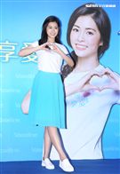 任容宣為偏鄉長者傳遞療癒，分享愛的能量。（記者邱榮吉/攝影）