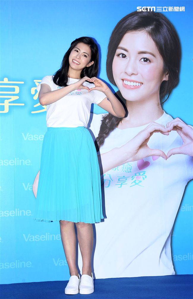 任容宣為偏鄉長者傳遞療癒，分享愛的能量。（記者邱榮吉/攝影）