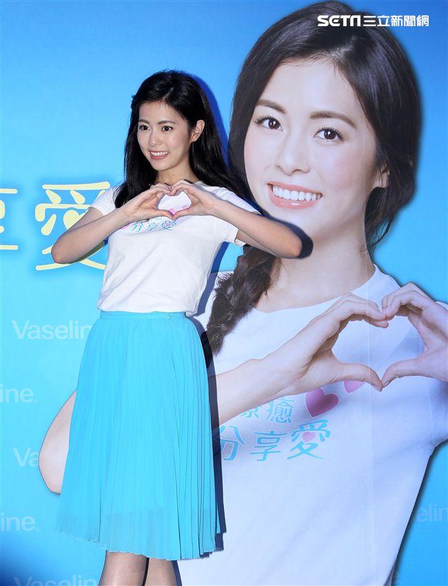 任容宣為偏鄉長者傳遞療癒，分享愛的能量。（記者邱榮吉/攝影）