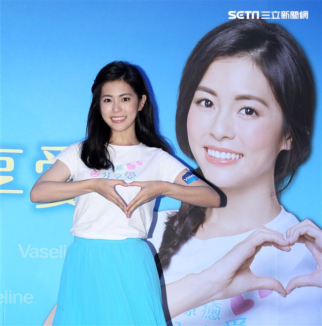 任容宣為偏鄉長者傳遞療癒，分享愛的能量。（記者邱榮吉/攝影）