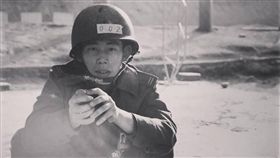 曾愛著國家…反年改退軍挨批「鬼子」　他握手榴彈吐心聲
圖／翻攝自臉書