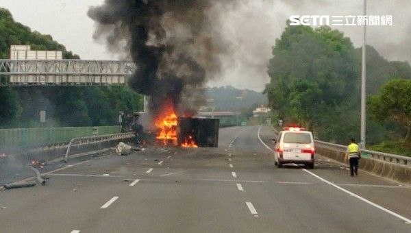 國三北上嘉義中埔段　大貨車翻覆封閉