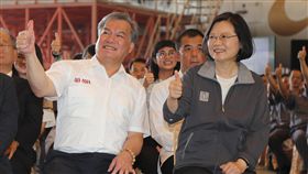 蔡總統赴台南參訪亞洲航空公司總統蔡英文（前右）27日前往台南參訪亞洲航空公司，聽取亞航董事長盧天麟（前左）簡報，並致詞表示，5加2「不只是口號」，而是具體的產業發展與創新。中央社記者張皓安攝　107年4月27日