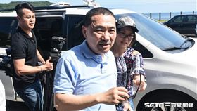 國民黨新北市長候選人侯友宜搭船出海看象鼻岩及深澳電廠預定地。 （圖／記者林敬旻攝）