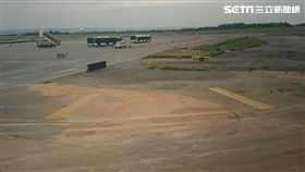 桃園國際機場滑行道上坑坑疤疤，出現凹陷問題，甚至裡頭還有黃褐色的泥水。桃園國際機場為了改善，從明（28）日早上9點開始，EC滑行道會關閉10天進行維修，同時會以旅客權益為優先，把影響降到最低。（圖／記者林敬旻攝）
