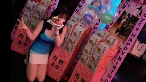 韓友人送花圈　壽星好身材讓網友歪樓