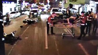 駕駛隨意開車門　害騎士撞上3車慘摔