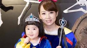 ▲郁方女兒1歲時就能分辨翡翠的真偽了。（圖／翻攝自臉書）