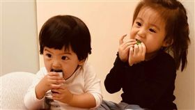 小女兒BO妞人氣不輸姊姊咘咘。（圖／翻攝自臉書）