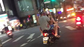 機車,三貼,挪車,違規（圖／翻攝自爆料公社臉書）
https://www.facebook.com/groups/1035885209777446/permalink/1315949048437726/