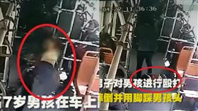 大陸四川遂寧市,男童公車上調皮踢手　男氣炸騰空重摔「狠踩頭」（圖／翻攝自秒拍時間視頻）