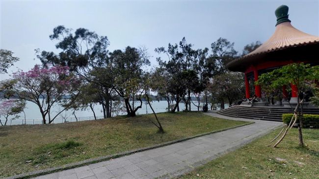 誇張！工程抽水車竟開進澄清湖偷水