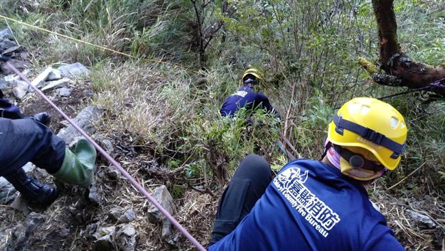 登玉山滑落邊坡　警消緊急出動搶救