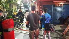 高雄武仁街傳火警！充電中行動電源爆炸　3人受困陽台（圖／翻攝畫面）