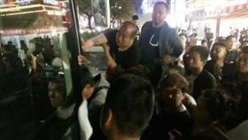 陝西冷血男返校殺學弟妹　陸民眾搶捐血救學生（圖／翻攝自小佰姓微博）