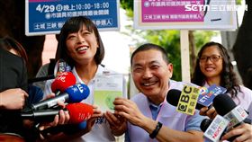 侯友宜陪同江怡臻掃街拜票 侯辦提供