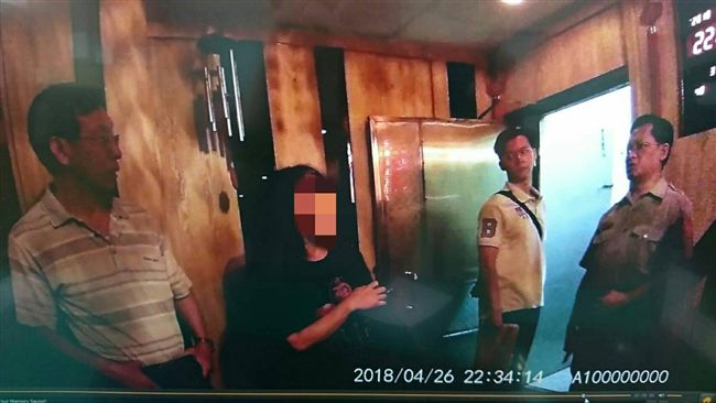 攻堅色情按摩店　男客竟要員警先排隊