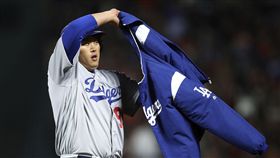 ▲洛杉磯道奇左投柳賢振擊出二壘打後，跑壘穿上外套。（圖／美聯社／達志影像）